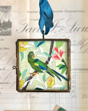 Load image into Gallery viewer, Maris Mirum - Virdi Parrot - Art Locket Ornament