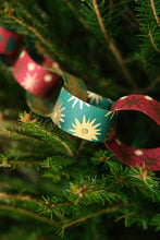 Load image into Gallery viewer, East End Press - FESTIVE PAPER CHAIN KIT
