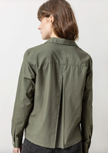 Load image into Gallery viewer, Lila P - Easy Poplin Button Down Kale

