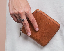 Load image into Gallery viewer, O My Bag - Sonny Wallet Cognac
