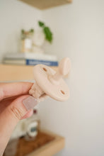 Load image into Gallery viewer, Itzy Ritzy - Sweetie Soother™ 0-6 Months / Neutral
