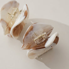 Load image into Gallery viewer, Adorro - Sand Dollar Claw Clip
