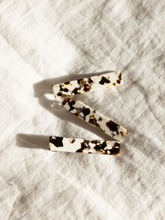 Load image into Gallery viewer, NAT + NOOR - Flora Hair Clips- Black + White
