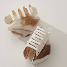 Load image into Gallery viewer, Adorro - Sand Dollar Claw Clip

