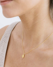 Load image into Gallery viewer, Coast and Cove - Gold Scallop Necklace

